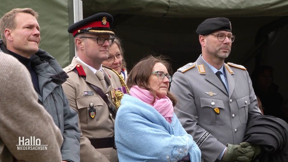 Menschen in Militär-Uniformen auf einer Gedenkveranstaltung. © Screenshot 
