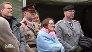 Menschen in Militär-Uniformen auf einer Gedenkveranstaltung. © Screenshot 