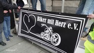 Ein Banner des Vereins "Biker mit Herz e.V.". © Screenshot 