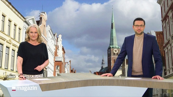 Moderationsduo Harriet Heise und Christopher Scheffelmeier im Studio. © Screenshot 