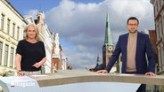 Moderationsduo Harriet Heise und Christopher Scheffelmeier im Studio. © Screenshot 