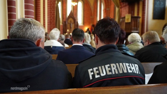 Feuerwehrleute bei einem Gottesdienst. © Screenshot 