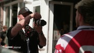 Fotograf Özgür Atmaca fotografiert eine Person auf der Straße. © Screenshot 