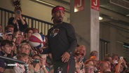 Ein Spieler der Harlem Globetrotters mit einem Basketball im Stadion. © Screenshot 