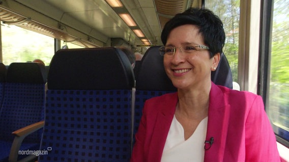 Dörte Basler sitzt in einem Zug. © Screenshot 