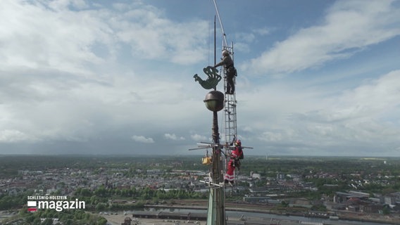 Industriekletterer auf der Spitze eines Kirchturms. © Screenshot 