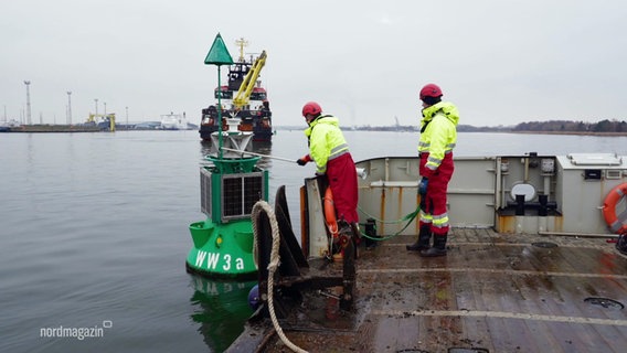 Mitarbeitende des Wasserstraßen- und Schifffahrtsamt Ostsee bei der Arbeit. © Screenshot 