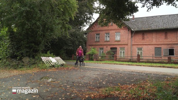 Zeitzeugin Antje Kosemund vor einem Backsteingebäude. © Screenshot 