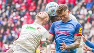 Fußballspielszene: Zwei Männer beim Kopfball. © Screenshot 