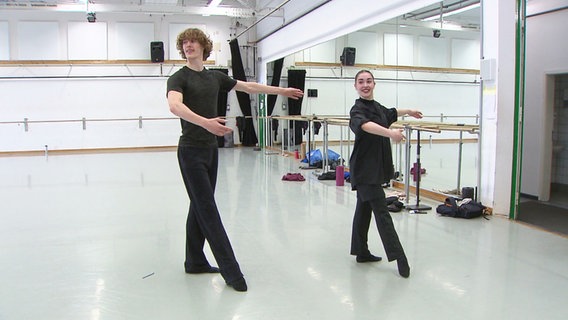 Ein junger Mann und eine junge Frau posieren in einem Ballettstudio. © Screenshot 