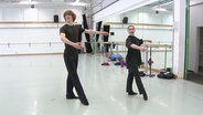 Ein junger Mann und eine junge Frau posieren in einem Ballettstudio. © Screenshot 