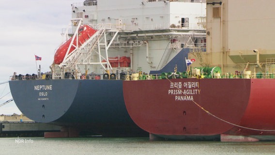 Zwei Schiffe liegen im LNG-Terminal in Mukran © Screenshot 