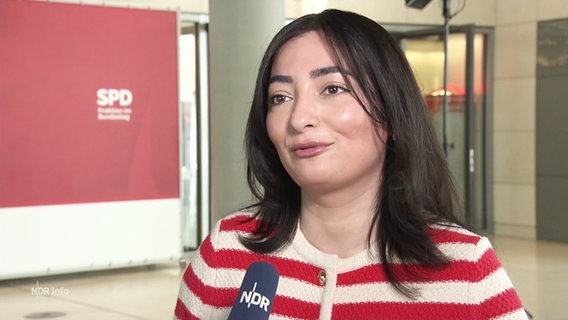 Die SPD-Politikerin Reem Alabali-Radovan wird interviewt © Screenshot 