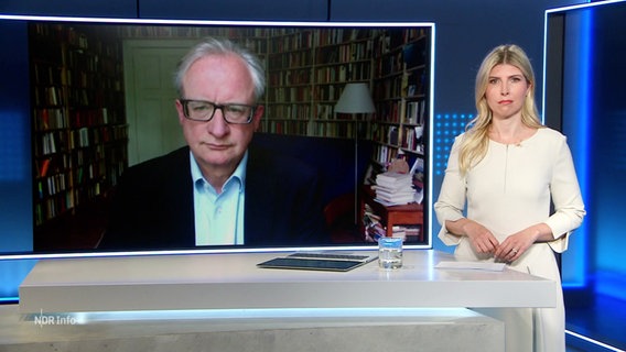 Politikwissenschaftler und Publizist Albrecht von Lucke ist NDR Info zugeschaltet und wird von Bibiana Barth interviewt. © Screenshot 