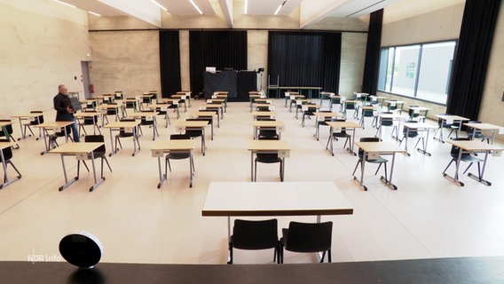 Ein leerer Klassenraum © Screenshot 