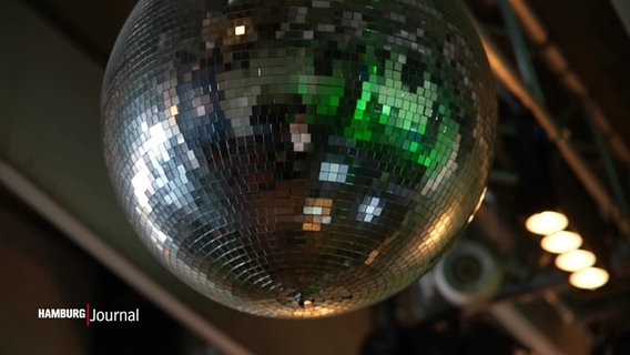 Eine Discokugel hängt unter einer Decke. © Screenshot 