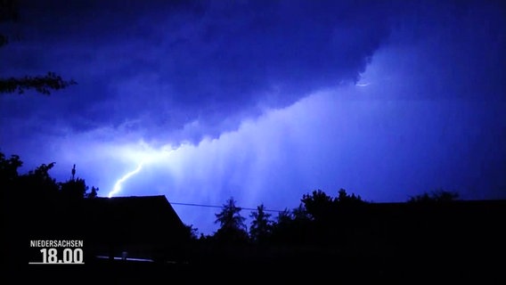 Ein Blitz ist am Himmel zu sehen © Screenshot 