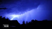 Ein Blitz ist am Himmel zu sehen © Screenshot 