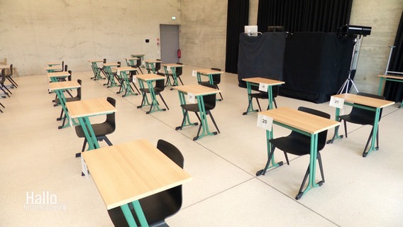 Lehre Tische stehen in einem Klausurraum. © Screenshot 