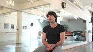 Ballett-Tänzer Alexandr Trusch sitzt in seinem Trainingsstudio und gibt ein Interview. © Screenshot 