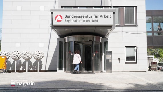 Ein Frau betritt das Gebäude der Bundesagentur für Arbeit. © Screenshot 