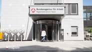 Ein Frau betritt das Gebäude der Bundesagentur für Arbeit. © Screenshot 