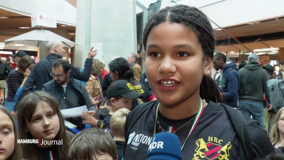 Ein Mädchen wird interviewt. Sie gehört zu den Jugend-Rugby-Teams, die vom Turnier in Mailand zurückkehrt sind. © Screenshot 