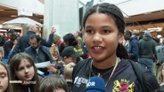 Ein Mädchen wird interviewt. Sie gehört zu den Jugend-Rugby-Teams, die vom Turnier in Mailand zurückkehrt sind. © Screenshot 