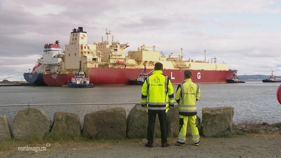 Ein Tankschiff liegt am LNG-Terminal in Mukran. © Screenshot 