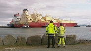 Ein Tankschiff liegt am LNG-Terminal in Mukran. © Screenshot 