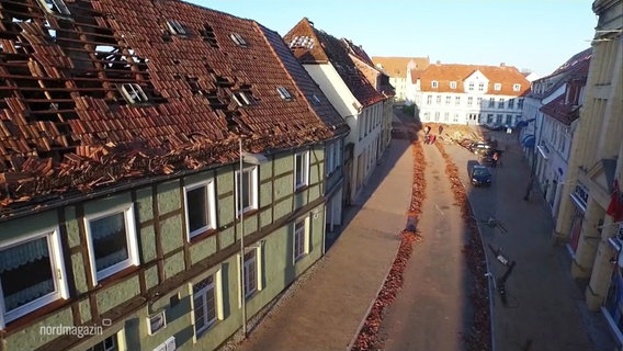 Dachziegel liegen auf einer Straße. © Screenshot 