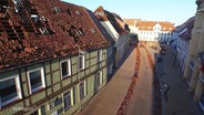 Dachziegel liegen auf einer Straße. © Screenshot 
