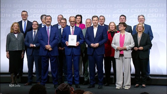 Mitglieder des neuen Bundeskabinetts haben sich für ein Foto aufgestellt. © Screenshot 