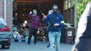 Polizeibeamte führen eine Hausdurchsuchung durch. © Screenshot 
