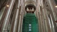 Ein Gerüst steht im Inneren einer Kirche. © Screenshot 