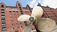 Eine Schiffsschraube vor dem maritimen Museum in der Speicherstadt. © Screenshot 