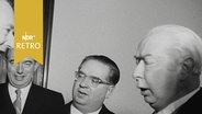 Theodor Heuss 1954 im Gespräch mit anderen Männern. © Screenshot 