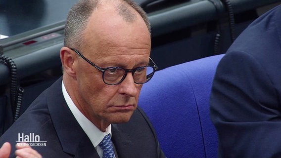 Friedrich Merz blickt nicht sonderlich begeistert drein. © Screenshot 