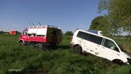Ein Kleinlaster liegt nach einem Unfall in einem Graben. © Screenshot 