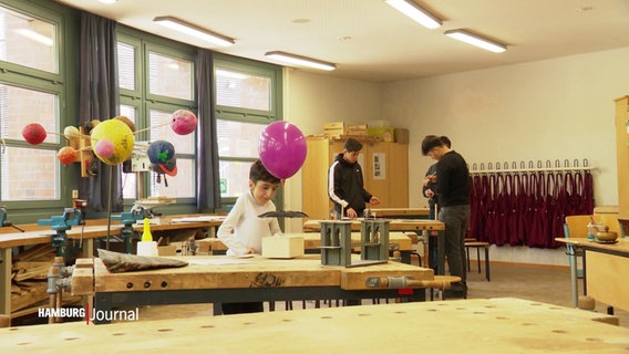 Ein Schüler baut ein Modell des Wetterballons. © Screenshot 