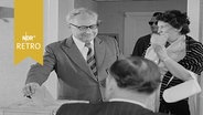 SPD-Vorsitzender Erich Ollenhauer mit siener Frau bei der Stimmabgabe im Wahllokal 1953. © Screenshot 