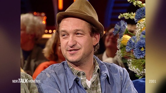 Peter Brix 2001 zu Gast in der NDR Talkshow. Er trägt das Kostüm seiner Rolle Arthur "Adsche" Tönnsen aus "Neues aus Büttenwarder". © Screenshot 