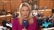 Reporterin Ines Jacobi berichtet live aus dem Hamburger Rathaus. © Screenshot 