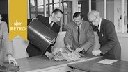 Wahlhelfer beim Ausleeren einer Wahlurne (1953). © Screenshot 