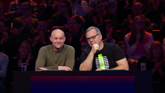 Jürgen Vogel und Elton als Rateteam bei "Wer weiß denn sowas?" © Screenshot 