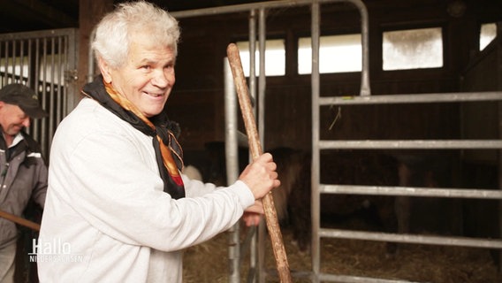 Bernhard Kutz bei der Arbeit auf seinem Pferdehof. © Screenshot 