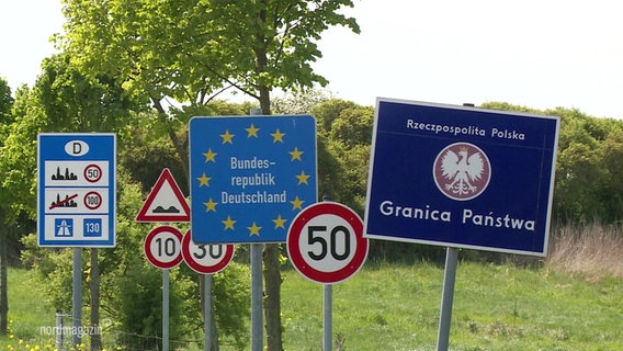 Mehrere Schilder an der deutsch polnischen Grenze, auf denen unter anderem die Höchstgeschwindigkeiten für den Verkehr stehen. © Screenshot 