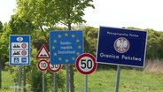 Mehrere Schilder an der deutsch polnischen Grenze, auf denen unter anderem die Höchstgeschwindigkeiten für den Verkehr stehen. © Screenshot 