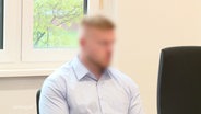 Der Angeklagte mit unkenntlich gemachtem Gesicht vor Gericht © Screenshot 
