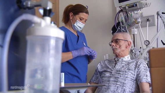 Eine Krankenschwester steht am Klinikbett eines Atemwegserkrankten, der an mehrere Maschinen angeschlossen ist. © Screenshot 